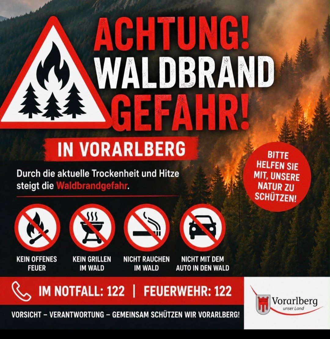 Ein Plakat warnt vor Waldbrandgefahr in Vorarlberg, Österreich. Es zeigt ein Feuersymbol, Verbotszeichen für offenes Feuer, Grillen, Rauchen und Autofahren im Wald sowie Notfallnummern.