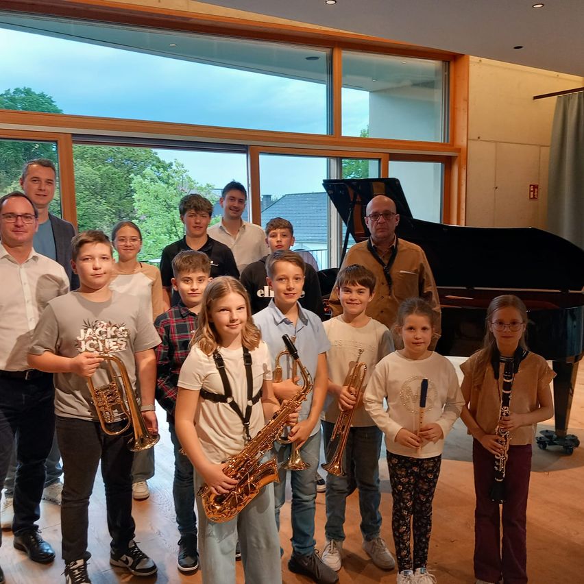 Bild enthält, Pants, Person, Photography, Portrait, People, Piano, Jeans, Adult, Male, Man