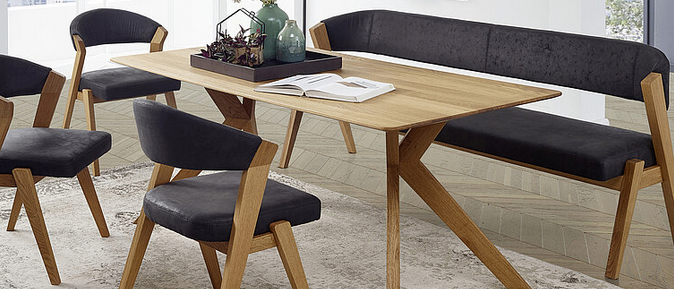 Bild enthält, Dining Room, Dining Table, Furniture, Table, Home Decor, Interior Design, Chair, Tabletop, Rug, Bench