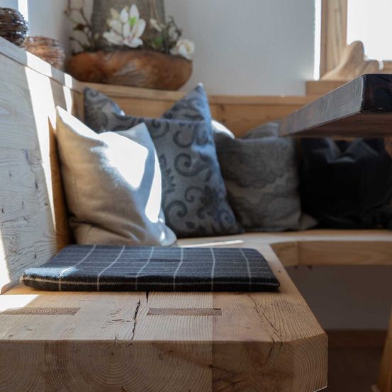 esszimmer-fichte-altholz-gehackt-nussplatte-tischlerei-seidl-seneu-09