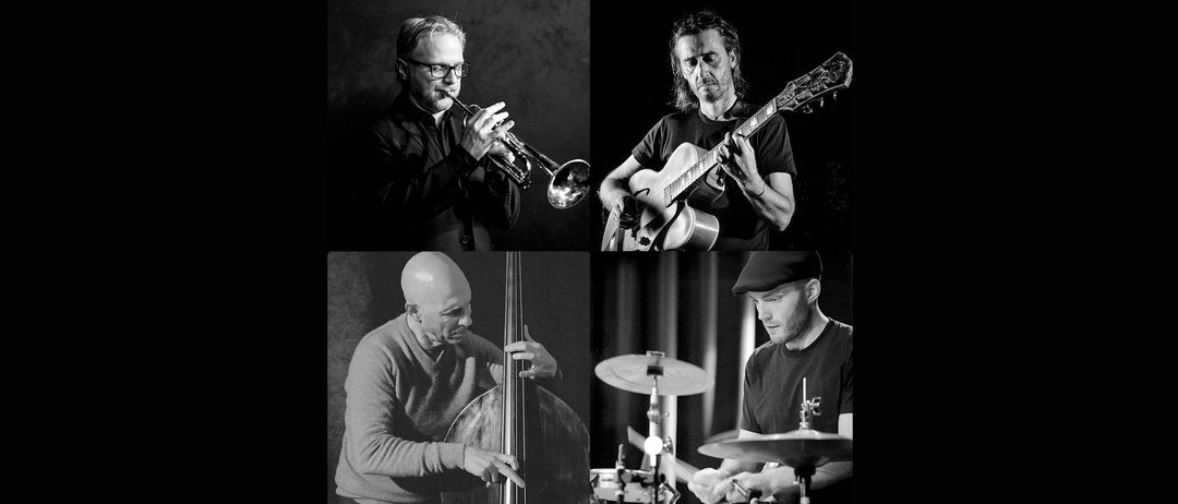 Ein schwarz-weißer Fotocollage von vier Musikern. Ein Trompeter, ein Gitarrist, ein Bassist und ein Schlagzeuger. Sie sind alle lässig gekleidet und scheinen sich in einem Studio zu befinden.