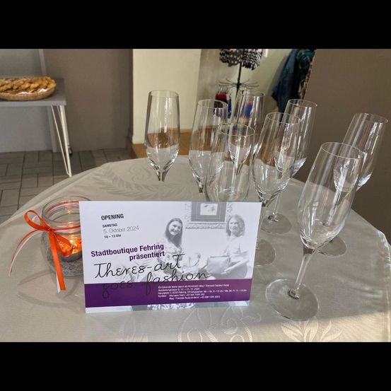 Bild enthält, Glass, Dining Table, Furniture, Table, Wine Glass, Goblet, Dining Room, Person, Cutlery, Head