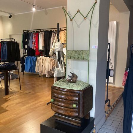 Bild enthält, Indoors, Interior Design, Flooring, Person, Boutique, Shop, Wood, Handbag, Furniture, Hardwood