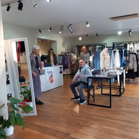 Bild enthält, Floor, Flooring, Wood, Hardwood, Interior Design, Adult, Female, Person, Woman, Man