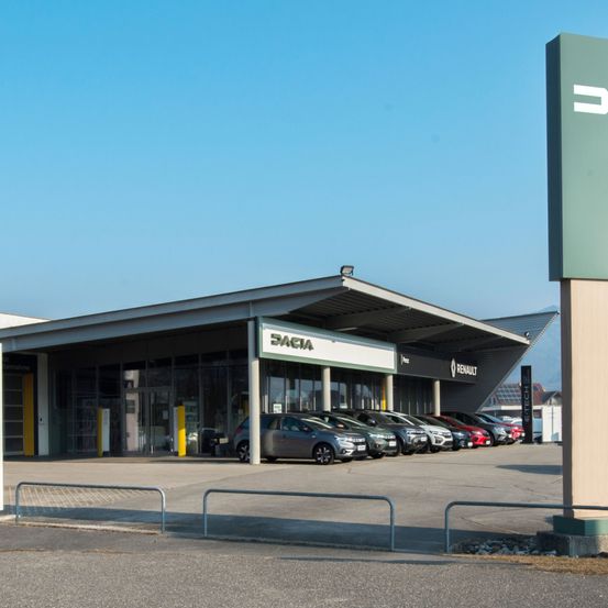 Bild enthält, Car, Transportation, Vehicle, Car Dealership, Machine, Wheel, Architecture, Building