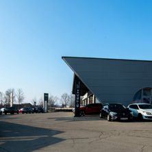 Bild enthält, Machine, Spoke, Alloy Wheel, Car, Car Wheel, Tire, Vehicle, Wheel, Car Dealership, Coupe
