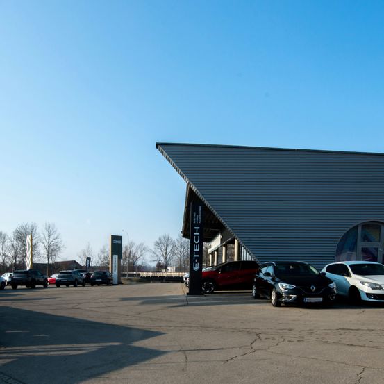 Bild enthält, Machine, Spoke, Alloy Wheel, Car, Car Wheel, Tire, Vehicle, Wheel, Car Dealership, Coupe