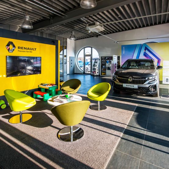 Bild enthält, Indoors, Chair, Furniture, Car, Vehicle, Car Dealership, Machine, Wheel, Building, Lounge