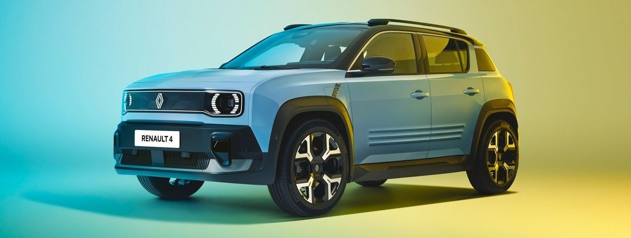 Ein hellblauer Renault SUV mit einem markanten vorderen Kühlergrill und markanten Scheinwerfern wird vor einem hellblauen und gelben Hintergrund gezeigt.