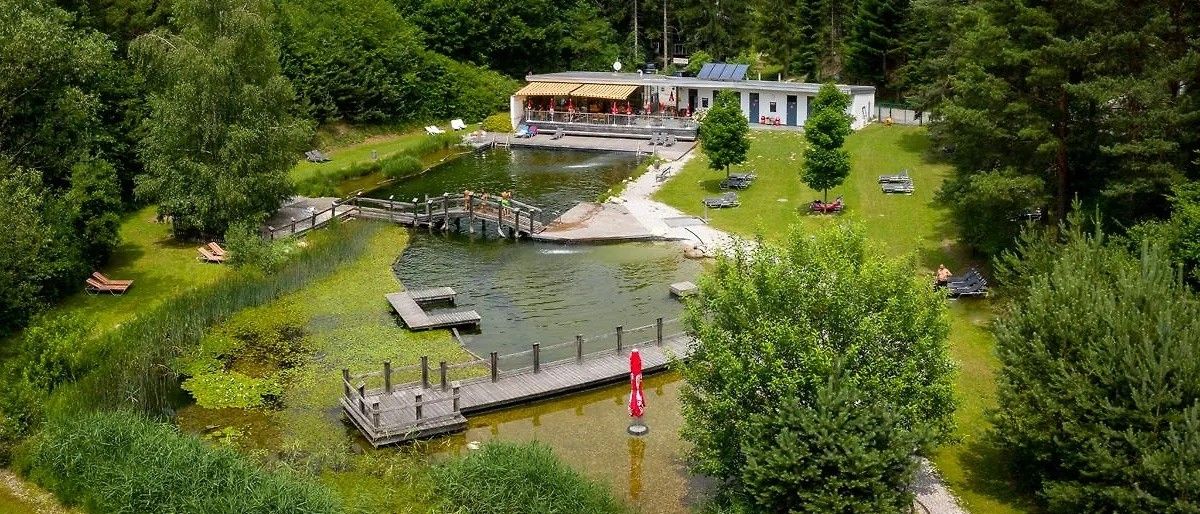 Bild enthält, Nature, Outdoors, Scenery, Lakefront, Person, Aerial View, Bench, Furniture