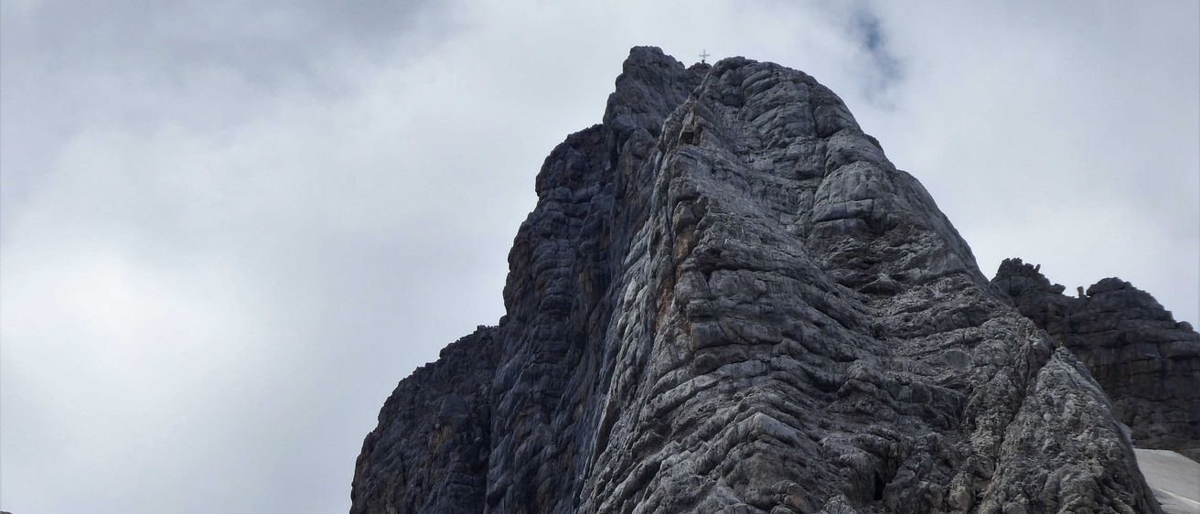 Bild enthält, Rock, Outdoors, Nature, Mountain, Mountain Range, Cliff, Peak, Scenery