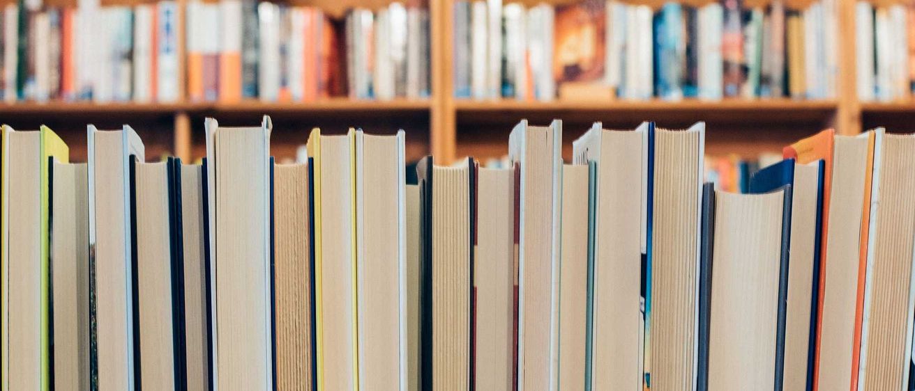 Bild enthält, Furniture, Book, Publication, Bookcase, Indoors, Library