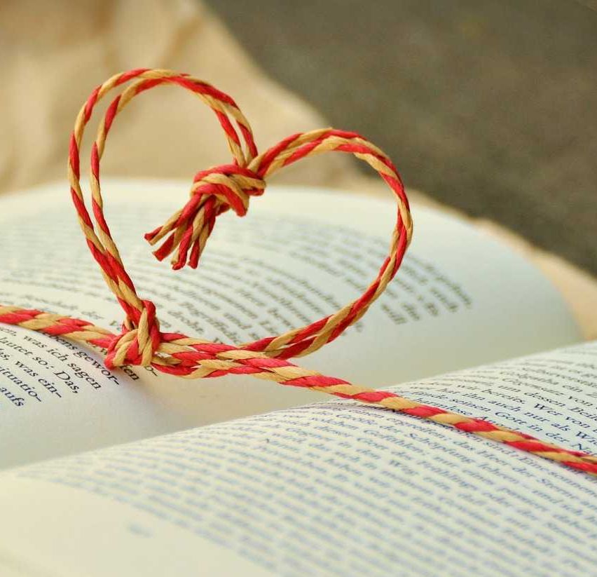 Bild enthält, Book, Publication, Knot, Symbol, Love Heart Symbol