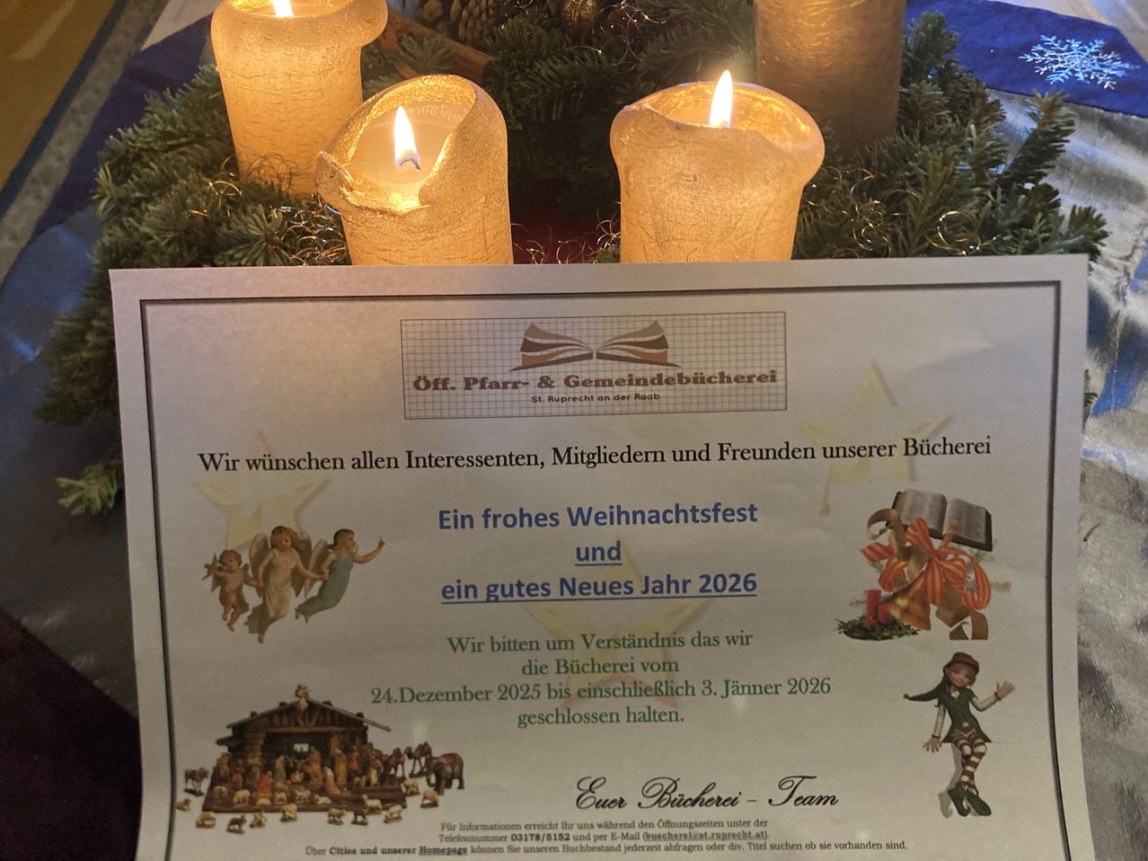 Eine festliche Weihnachtskarte der Gemeindebücherei. Sie wünscht allen Interessenten, Mitgliedern und Freunden ein frohes Weihnachtsfest und ein gutes Neues Jahr 2026. Die Bücherei ist vom 24. Dezember 2025 bis einschließlich 3. Januar 2026 geschlossen.