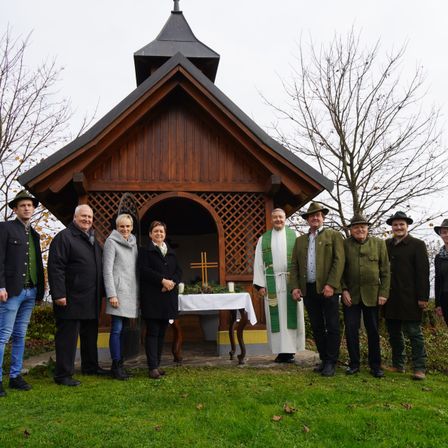 Bild enthält, Coat, Person, People, Pants, Grass, Jeans, Overcoat, Suit, Shelter, Shoe