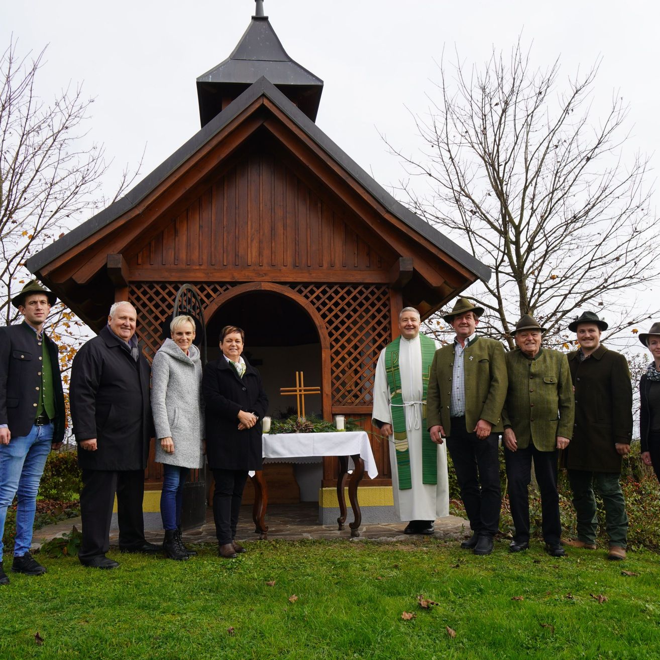 Bild enthält, Coat, Person, People, Pants, Grass, Jeans, Overcoat, Suit, Shelter, Shoe