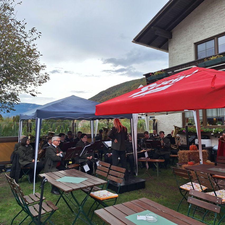 Bild enthält, Indoors, Restaurant, Cafe, Cafeteria, Food Court, Person, Chair, Wood, Shelter, Table