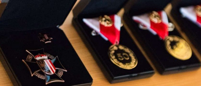 Bild enthält, Accessories, Formal Wear, Tie, Gold