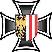 Bild enthält, Emblem, Symbol, Armor, Logo, Bow, Weapon