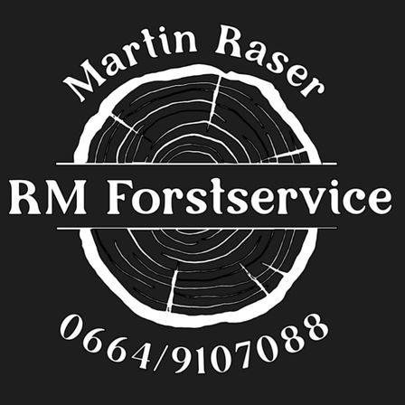 Schwarzer Hintergrund mit Martin Raser Logo. In der Mitte ein Baumstammquerschnitt mit Ringen. Darunter steht RM Forstservice. Darunter stehen zwei Telefonnummern, 0664/9107088.