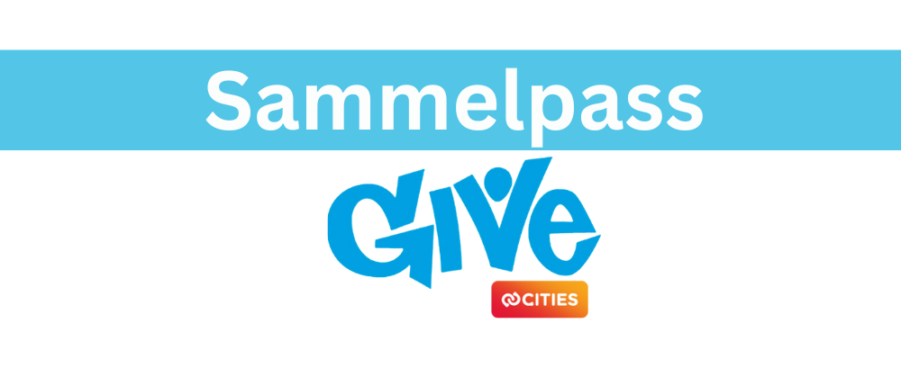 Das Logo für Sammelpass GivE wird auf einem weißen Hintergrund angezeigt. Das Wort Sammelpass ist in fettem weißen Schriftstil und GivE in einer stilisierten blauen Schrift. Darunter befindet sich ein kleines orangefarbenes und weißes Logo.
