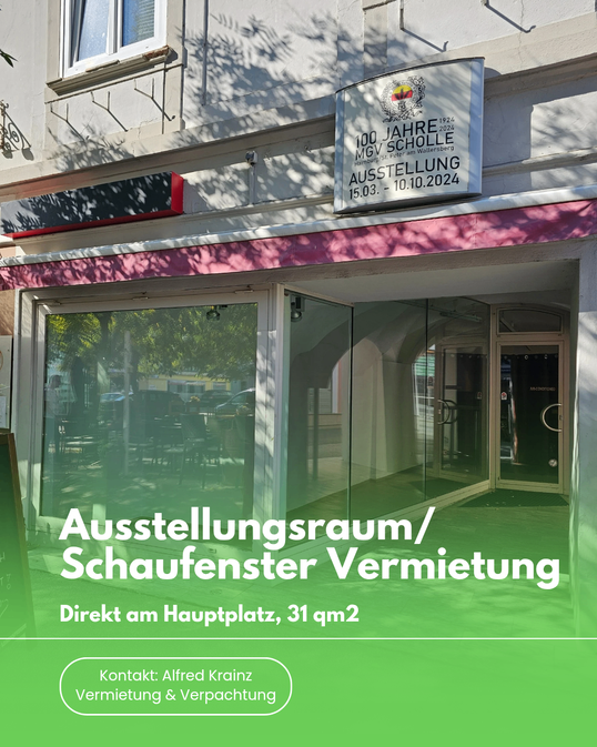 Ein Schaufenster zeigt einen Ausstellungsraum/Schaufensterverleih an. Es hat einen Glaseingang und ein Schild mit 'Ausstellungsraum/ Schaufenster Vermietung' darauf. Das Schild hat auch einen Datumsbereich vom 15.03. bis 10.10.2024.
