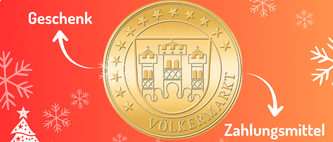 Ein roter Plakat bewirbt 'Volksmarkt Zehner' mit einer goldenen Münze mit Burgendesign. Schneeflocken und Weihnachtsbäume umgeben die Münze. Das Plakat zeigt auch einen Schlitten mit Rentieren und der Text lautet 'Einkaufen in Volkermarkt. Meine Stadt' und 'Ausgabenstellen in Volkermarkt.'