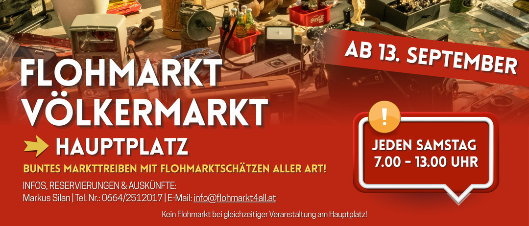 Werbeanzeige für einen Flohmarkt mit verschiedenen ausgestellten Gegenständen, darunter Coca-Cola-Flaschen, Laternen und Spielzeug. Der Text lautet 'AB MARKT' und 'J 7 FLOHMARKTSCHATZEN ALLER ART'. Kontaktinformationen werden für weitere Details bereitgestellt.