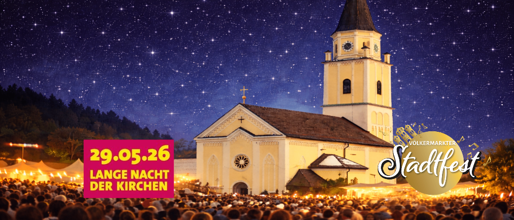 Eine Menschenmenge versammelt sich vor einer Kirche mit Glockenturm unter einem Sternenhimmel für eine Veranstaltung am 29.05.26.