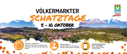 Plakat für die Volksmarkt Schatztage-Veranstaltung, das eine malerische Stadt mit Bergen, klarem Himmel und Herbstblättern zeigt. Das Plakat hebt Aktivitäten, Stempelsammeln und Online-Teilnahme hervor.