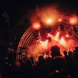 Bild enthält, Concert, Crowd, Person, Urban, Lighting, Rock Concert, Stage, Night Life