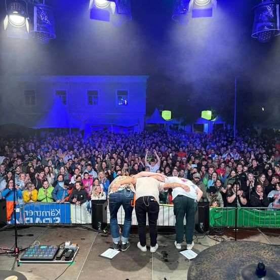 Bild enthält, Lighting, Urban, Concert, Crowd, Person, Adult, Male, Man, Shoe, Solo Performance