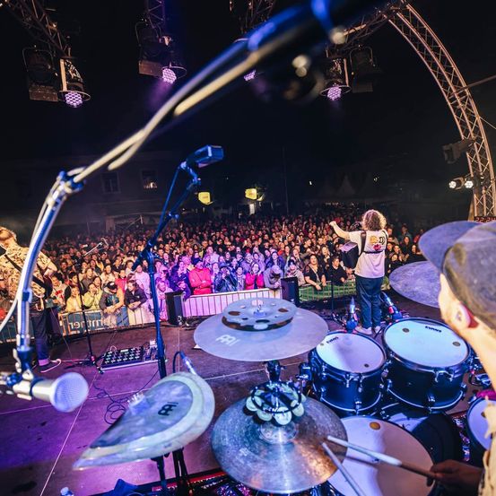 Bild enthält, Urban, Concert, Crowd, Person, Adult, Male, Man, Night Life, Performer, Musician