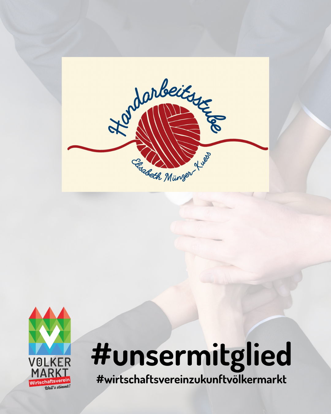 Eine Wollkugel mit dem Text Handarbeitstube Elisabeth Minger-Kuess. Hände halten die Wollkugel, und #unsermitglied steht unten.