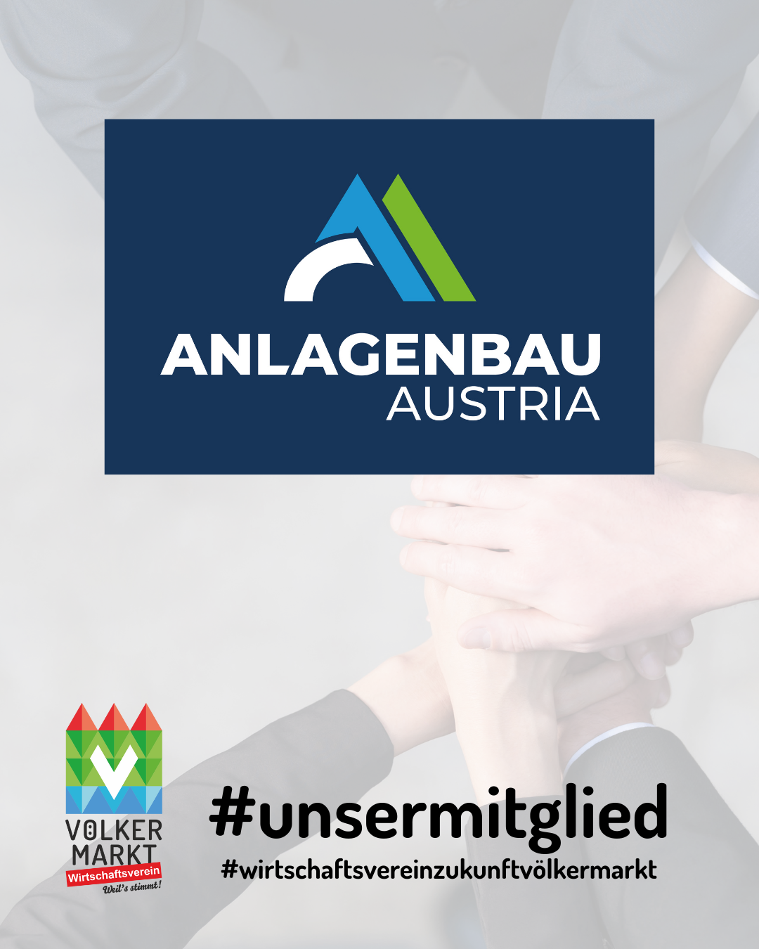 Ein blau-weißes Logo für Anlagenbau Austria mit einem geometrischen Design und dem Text Anlagenbau Austria. Unten ist zu sehen, wie Hände sich mit dem Hashtag #unsermittelied verschränken.
