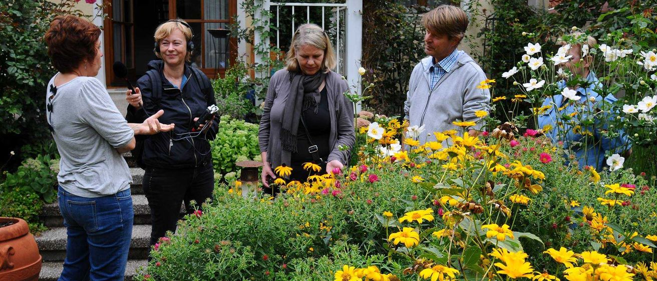 Bild enthält, Garden, Nature, Outdoors, Gardening, Adult, Female, Person, Woman, Potted Plant, Gardener