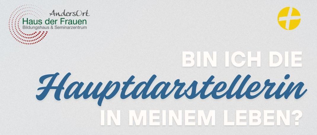 Eine Frau sitzt im Freien und blickt nachdenklich nach vorne. Sie trägt lässige Kleidung und sitzt auf einem Felsen. Der Text auf dem Plakat beschreibt einen Workshop.