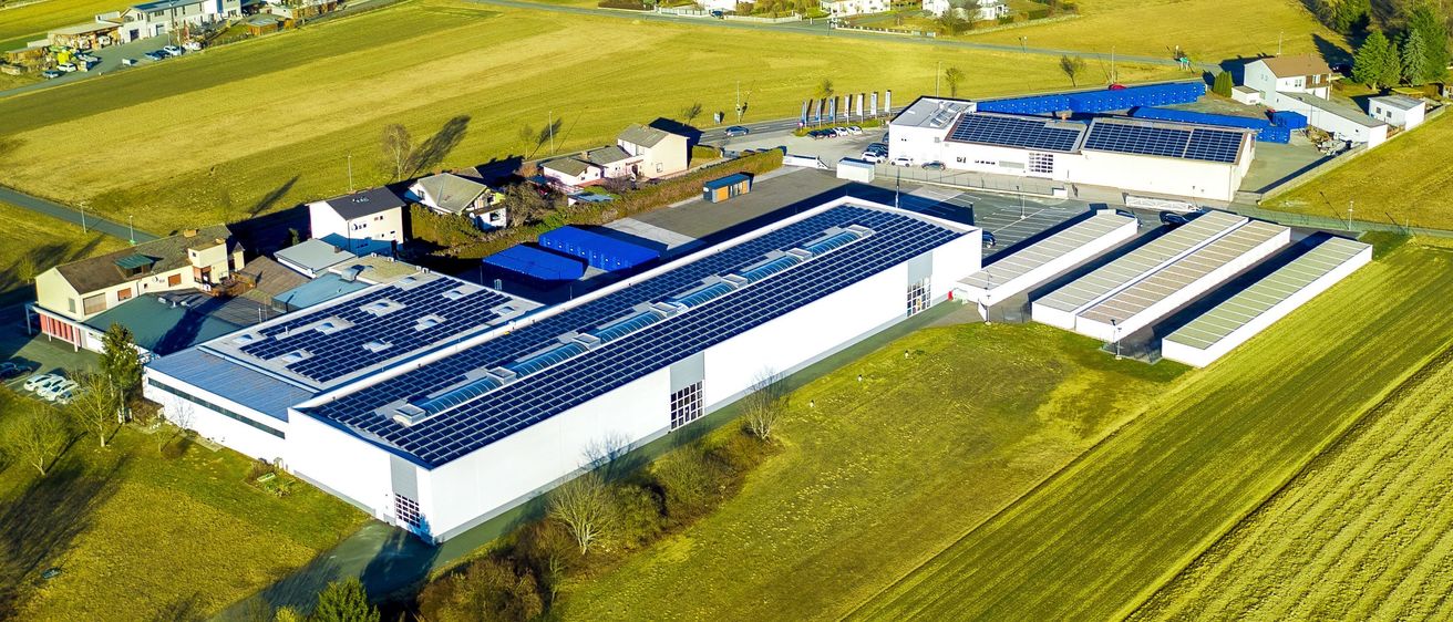 Bild enthält, Outdoors, Architecture, Building, Aerial View, Electrical Device, Solar Panels