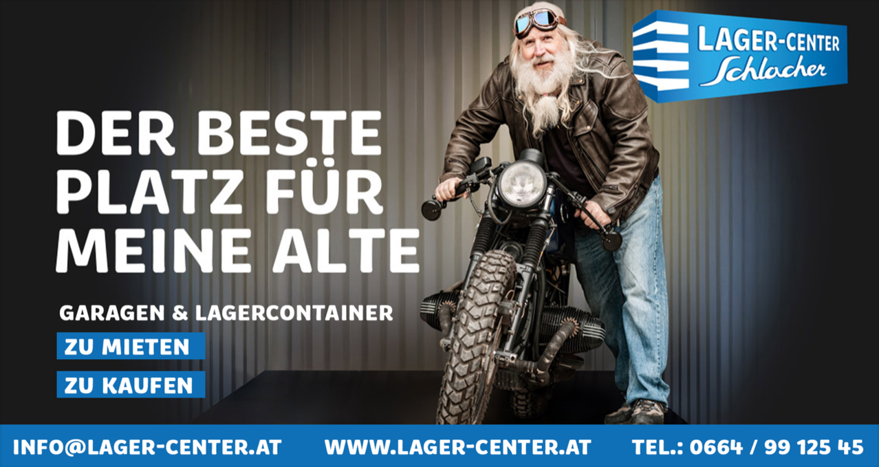 Eine Werbung zeigt einen Mann mit weißem Bart, der eine Sonnenbrille und eine braune Jacke trägt und ein Motorrad fährt. Der Text 'Beste Platz für eine alte' ist in großen Buchstaben geschrieben. Die Website www.lager-center.at und eine Telefonnummer sind ebenfalls sichtbar.