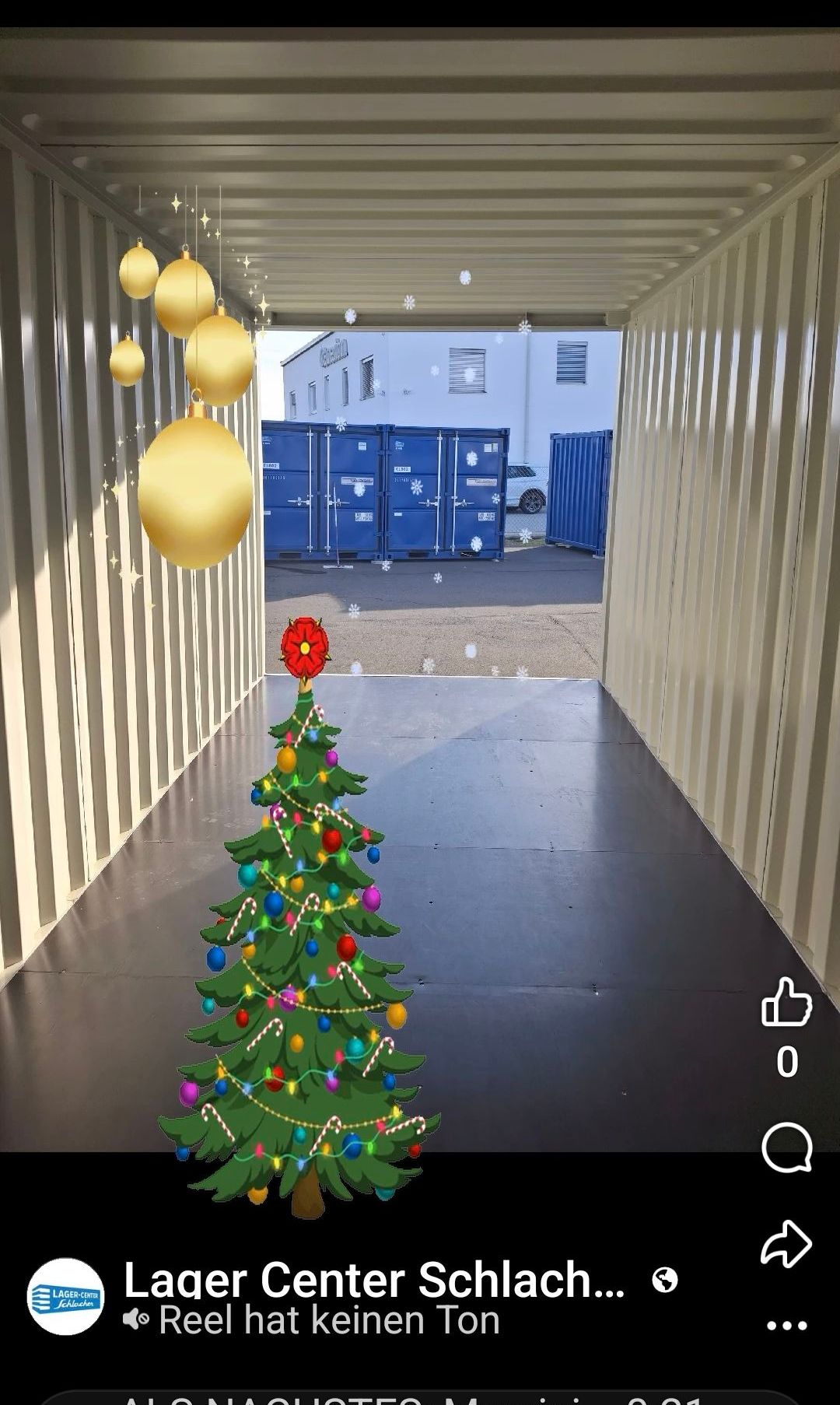 Ein Weihnachtsbaum steht in einem offenen Container mit Schneeflocken und goldenen Kugeln. Der Container befindet sich auf einem Parkplatz mit blauen Containern im Hintergrund.