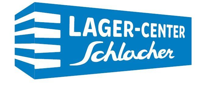 Das Logo von Lager-Center Schlacher zeigt einen blauen Kasten mit weißem Text, darunter die Wörter Lager-Center und Schlacher. Das Design enthält eine Reihe von gestapelten, schräg verlaufenden weißen Linien.