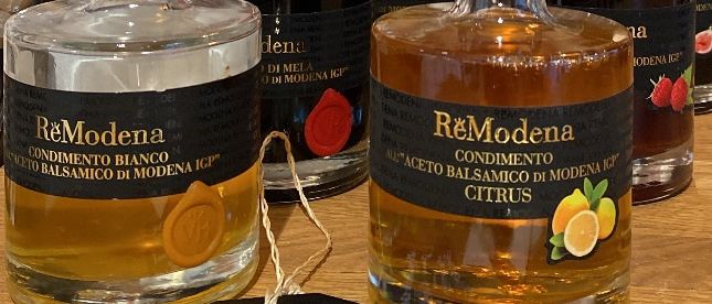 Bild enthält, Alcohol, Beer, Beverage, Liquor, Pub, Bottle, Shelf, Perfume, Helmet