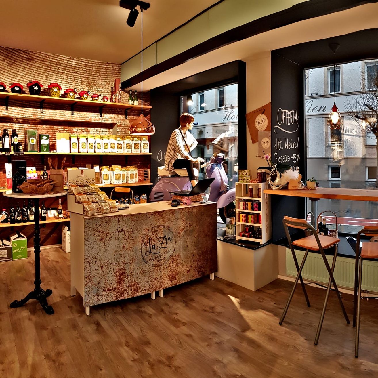 Bild enthält, Cafe, Restaurant, Wood, Floor, Flooring, Interior Design, Lamp, Person, Cafeteria, Hardwood