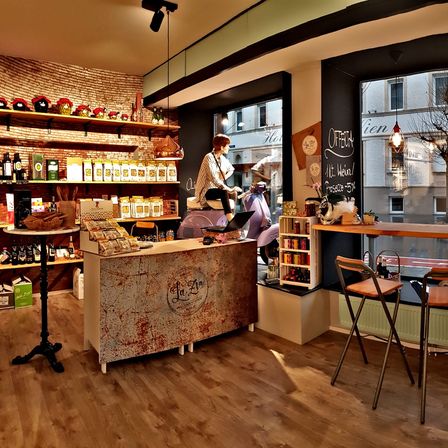 Bild enthält, Cafe, Restaurant, Wood, Floor, Flooring, Interior Design, Lamp, Person, Cafeteria, Hardwood