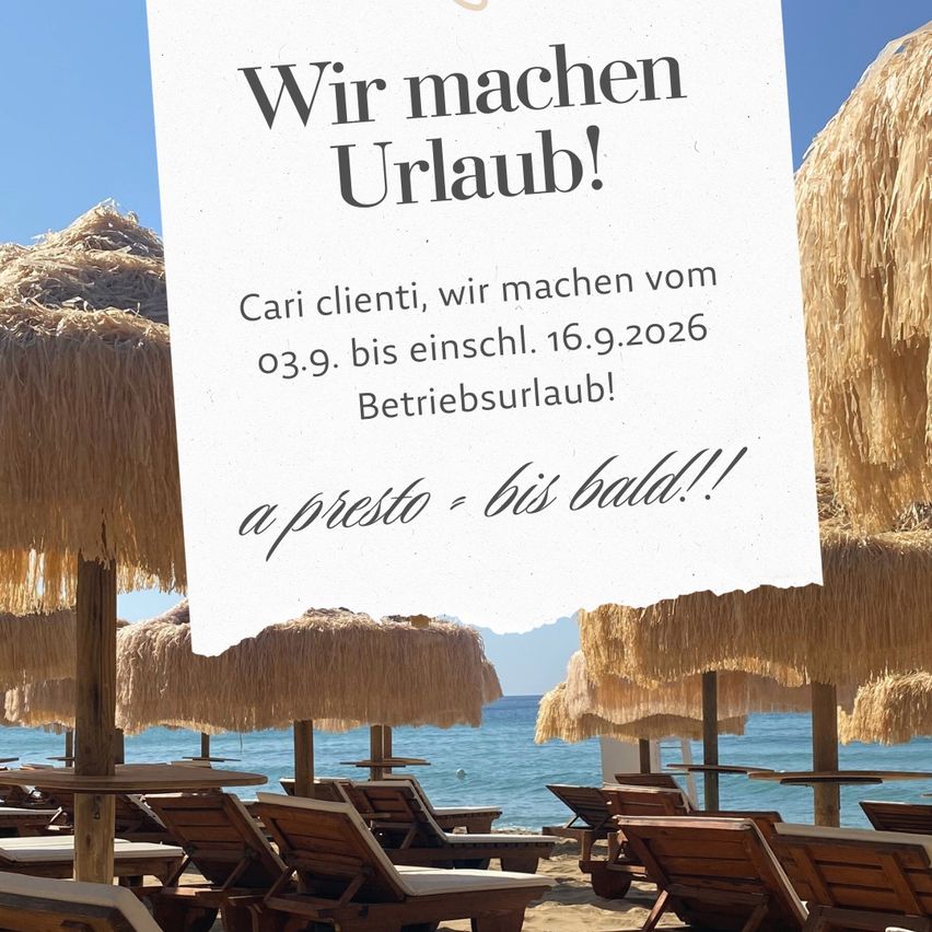 Ein Schild am Strand sagt 'Wir machen Urlaub' mit einem Datumsbereich und einem Slogan. Der Strand ist mit Liegestühlen und Sonnenschirmen gefüllt.