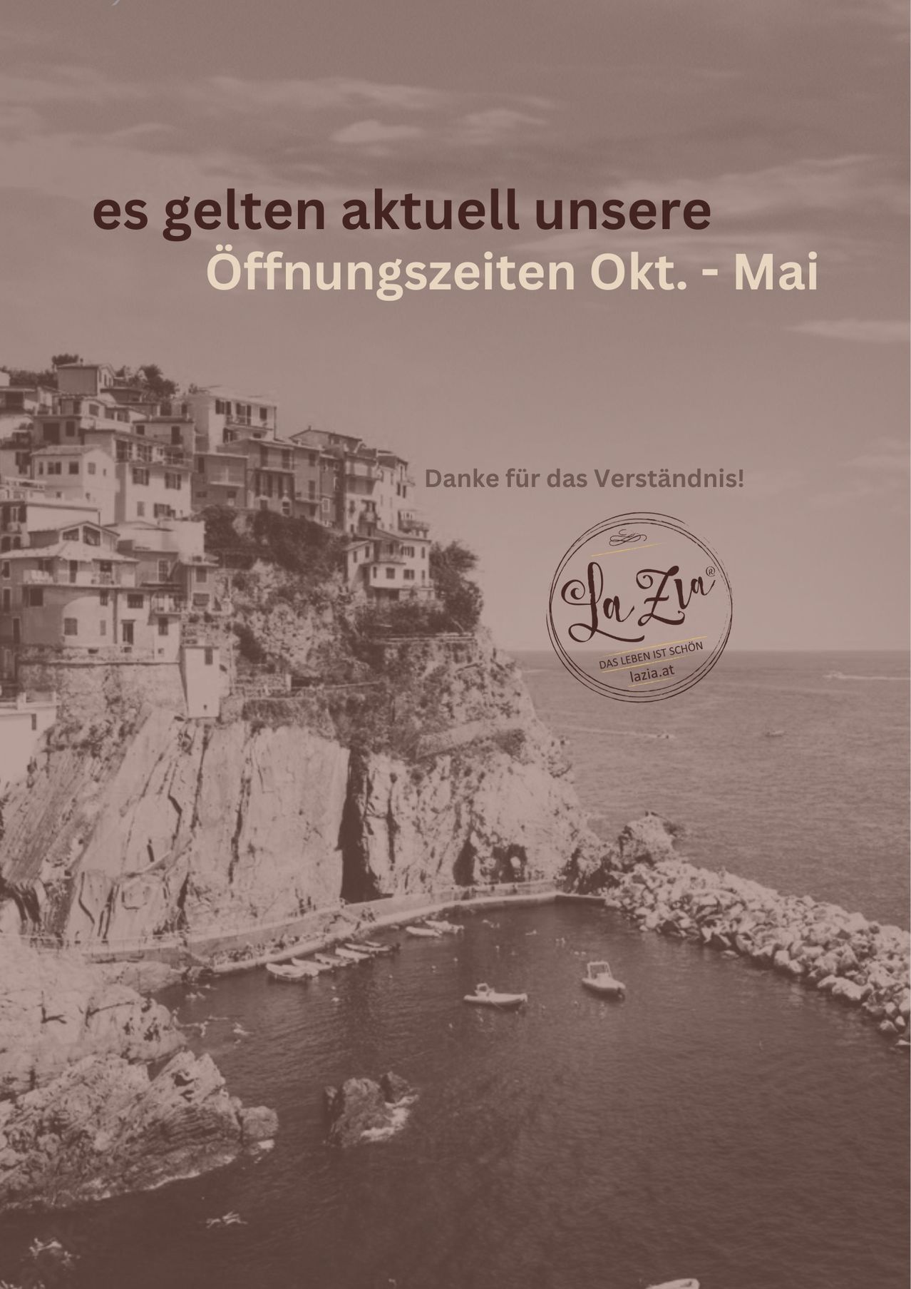 Ein Schwarz-Weiß-Foto einer Küstenstadt mit Booten und Häusern. Die Nachricht lautet: 'Unsere Öffnungszeiten gelten derzeit von Okt. bis Mai. Vielen Dank für Ihr Verständnis!'