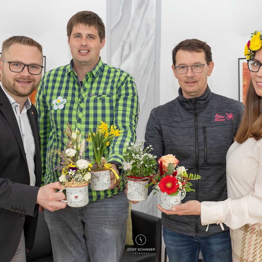 Bild enthält, Flower, Flower Arrangement, Flower Bouquet, Potted Plant, Ikebana, Adult, Male, Man, Person, Rose