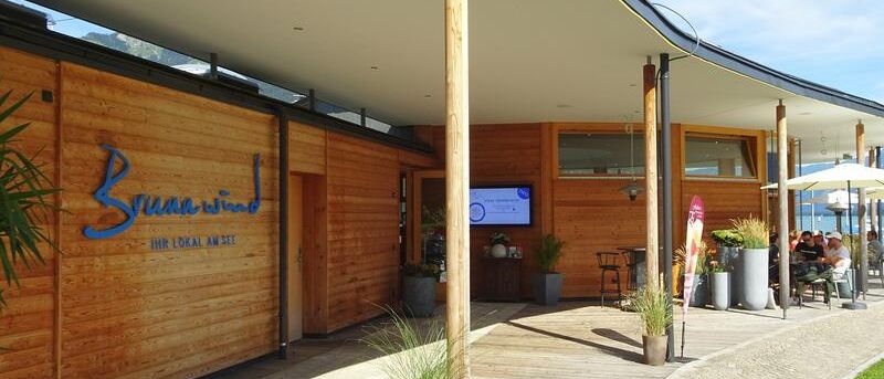 Bild enthält, Indoors, Interior Design, Wood, Plant, Plywood, Person, Path, City, Hotel, Monitor