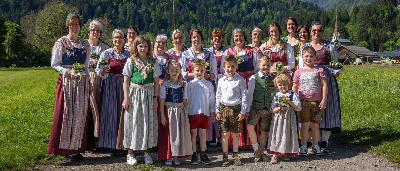 Bild enthält, People, Vegetation, Grass, Park, Portrait, Tree, Peak, Wilderness, Dress, Scenery