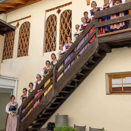 Bild enthält, House, Housing, Staircase, People, Person, Dress, Shelter, Handrail, Potted Plant, Window
